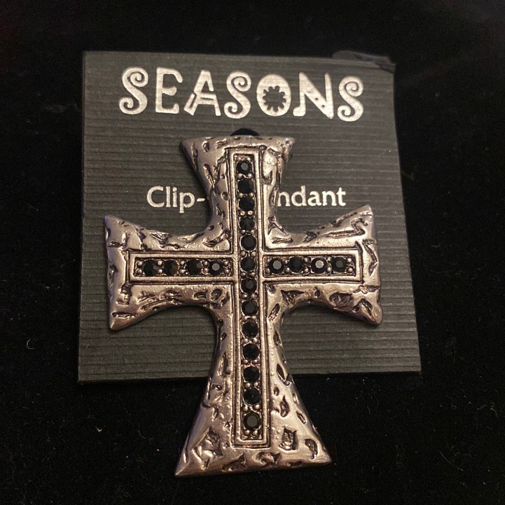 ❤️ SEASON CLIP ON PENDANT WITH ONYX